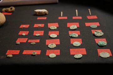 Conjunto de monedas antiguas en la cripta de la catedral de Málaga