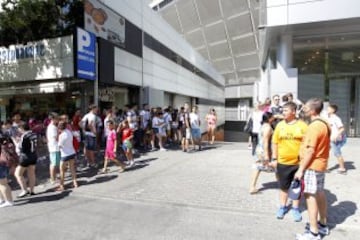 Los aficionados esperan en la puerta del Santiago Bernabéu.