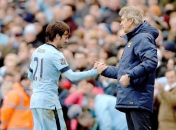 Manuel Pellegrini saluda a David Silva en el triunfo de Manchester City sobre Crystal Palace.