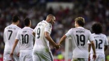 Modric y Benzema celebran uno de los goles ante el Athletic.