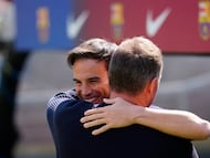 BARCELONA, 22/03/2026.- El entrenador del FC Barcelona, Hansi Flick (delante), saluda a su homólogo del Rayo Vallecano, Íñigo Pérez, antes del partido de la jornada 29 de LaLiga EA Sports disputado en el Camp Nou, este domingo. EFE/ Alejandro García