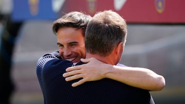 BARCELONA, 22/03/2026.- El entrenador del FC Barcelona, Hansi Flick (delante), saluda a su homólogo del Rayo Vallecano, Íñigo Pérez, antes del partido de la jornada 29 de LaLiga EA Sports disputado en el Camp Nou, este domingo. EFE/ Alejandro García