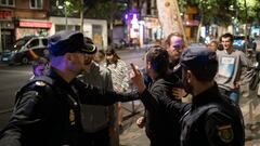 Seguidor de VOX y opositor de Vox se enfrentan previo a la llegada de Rocío Monasterio y Ortega Smith para realizar la pegada de carteles de Vox Madrid de cara al 28M, a 11 de mayo de 2023, en Madrid (España). Esta noche comienza de forma oficial la campaña electoral de las elecciones autonómicas y municipales en toda España. Este acto marca el inicio de la campaña electoral de Vox, de cara a las próximas elecciones municipales y autonómicas del 28 de mayo. La campaña dura 15 días, terminando el próximo 26 de mayo.
Diego Radamés / Europa Press
11/05/2023