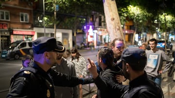 Seguidor de VOX y opositor de Vox se enfrentan previo a la llegada de Rocío Monasterio y Ortega Smith para realizar la pegada de carteles de Vox Madrid de cara al 28M, a 11 de mayo de 2023, en Madrid (España). Esta noche comienza de forma oficial la campaña electoral de las elecciones autonómicas y municipales en toda España. Este acto marca el inicio de la campaña electoral de Vox, de cara a las próximas elecciones municipales y autonómicas del 28 de mayo. La campaña dura 15 días, terminando el próximo 26 de mayo.
Diego Radamés / Europa Press
11/05/2023