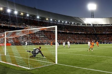 Depay transforma un penalti con Pases Bajos. 