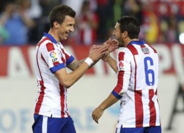 El delantero croata del Atlético de Madrid, Mario Mandzukic celebra con su compañero Koke el 3-1.