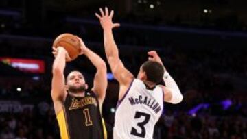 Jordan Farmar lanza ante Ray McCallum.