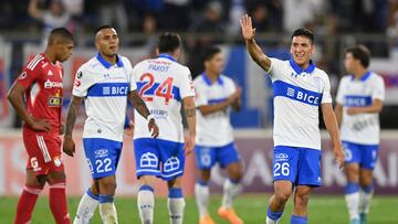 Chile's Universidad Catolica Marcelino Nunez (R) celebrates after scoring against Peru's Sporting Cristal during the Copa Libertadores group stage first leg football match, at the San Carlos de Apoquindo in Santiago, on April 12, 2022. (Photo by MARTIN BERNETTI / AFP)