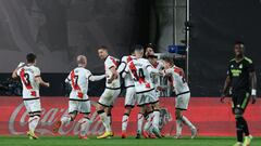 Los jugadores del Rayo celebran el 2-2.