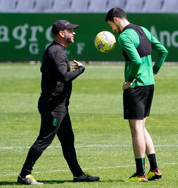 José Alberto, entrenador del Racing, bromea con su jugador Pablo Bobadilla, en El Sardinero.