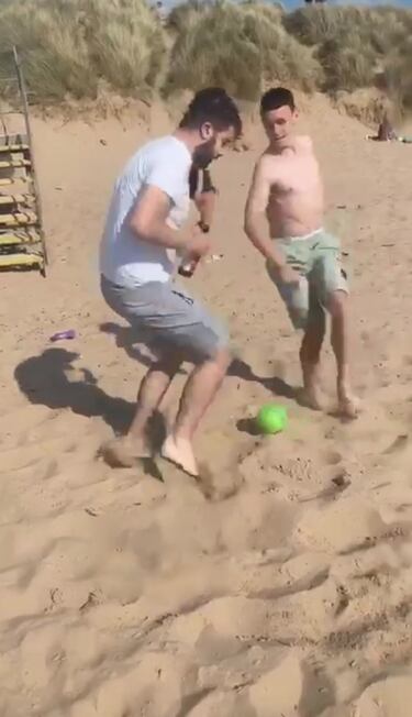 Pillan al jugador del City, Phil Foden, jugando en la playa sin mantener la seguridad