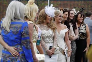 Grand National: Ladies' Day elegance from Aintree