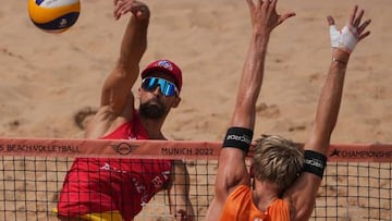 Adrián Gavira remata una bola en la red durante un partido de los Europeos de Vóley Playa.