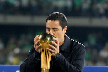 AME7029. MEDELLÍN (COLOMBIA), 22/12/2024.- El entrenador mexicano de Atlético Nacional, Efraín Juárez, le da un beso a la copa luego de ganar el título de la Liga Profesional de Colombia este domingo, en la final frente a Deportes Tolima en el estadio Atanasio Girardot en Medellín (Colombia). EFE/ STR
