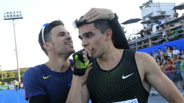 Óscar Husillos saluda a Bruno Hortelano tras la fantástica carrera del viernes en Madrid.