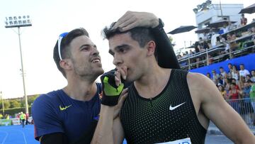 &Oacute;scar Husillos saluda a Bruno Hortelano tras la fant&aacute;stica carrera del viernes en Madrid. 