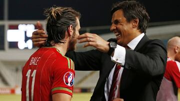 Coleman abraza a Bale tras un partido de Gales.