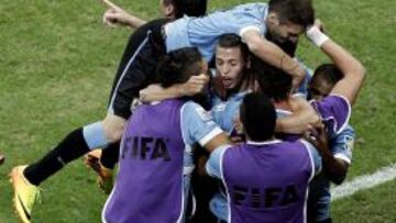 El jugador Nicolás López de Uruguay celebra con sus compañeros el gol ante Nigeria.