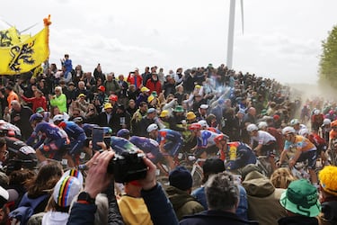 Vista general del pelotón pasando por el sector adoquinado de Quievy a Fontaine au Tertre.