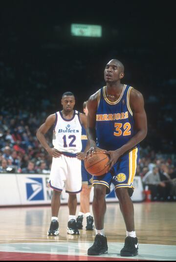 Elegido por delante de Rasheed Wallace, Kevin Garnett, Antonio McDyess, Jerry Stackhouse o Michael Finley. Nunca logr¨® ser en el baloncesto profesional la estrella que hab¨ªa despuntado en la Universidad de Maryland, pero al menos se acab¨® estableciendo como un consumado profesional: en 16 a?os jug¨® para 12 equipos y pas¨® sus ¨²ltimos siete a?os sin promediar m¨¢s de 25 minutos por noche. Luego le castig¨® el esc¨¢ndalo que urdi¨® Kevin McHale en los Wolves, que le ofrecieron m¨¢s dinero en el futuro si firmaba un contrato asequible para que la franquicia de Minneapolis apuntara hacia otras estrellas. Y no le ayud¨®, desde luego, haber sido elegido por delante de monstruos como Garnett y Rasheed.