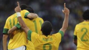 KORBRA006. MANCHESTER (REINO UNIDO), 07/08/2012.- El brasileño Ròmulo celebra tras marcar un gol durante la semifinal, Brasil vs Corea del Sur, de los Juegos Olímpicos Londres 2012, disputado en Manchester, Inglaterra, hoy, martes, 7 de agosto de 2012. EFE/Robin Parker