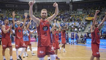 Musa, en primer plano, celebra la victoria del R&iacute;o Breog&aacute;n en Burgos ante el Hereda San Pablo.