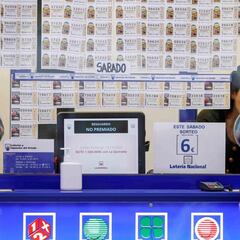 Encuentra 4.000 euros en décimos de Navidad y los devuelve