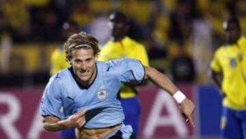 <b>DECISIVO. </b>Forlán celebra su gol a Ecuador (el 1-2 final), que permite a Uruguay depender de sí mismos.