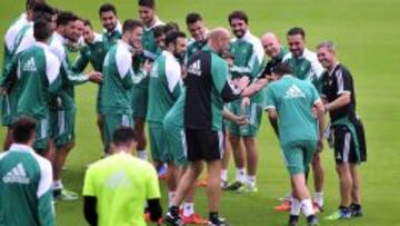 Ceballos, pasando entre sus compañeros.