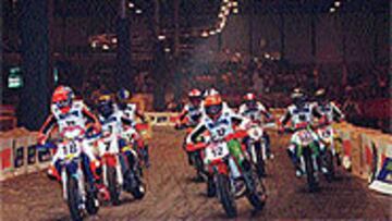 <B>DERRAPAJE.</B> Trazadas increíbles sobre el asfalto del IFEMA.