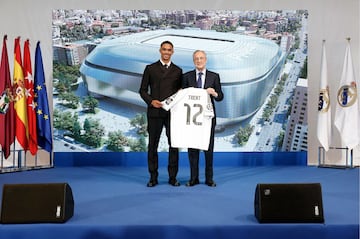 Alexander-Arnold y Florentino Pérez durante la presentación.