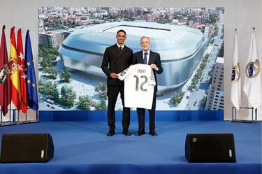 Alexander-Arnold y Florentino Pérez durante la presentación.