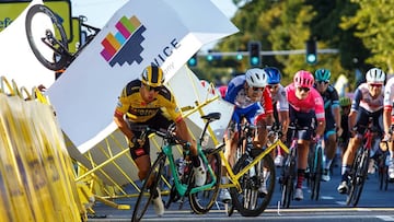 Dylan Groenewegen se va al suelo tras cerrar a Fabio Jakobsen en el sprint de la primera etapa de la Vuelta a Polonia.