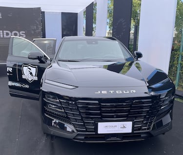 El lujoso auto que le regalaron a Arturo Vidal y el plantel de Colo Colo: modelo y cuántos millones cuesta 