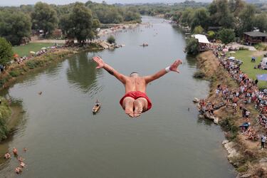Participantes saltan desde el Puente Sagrado, una construcción de piedra del siglo XVIII de 22 metros de altura, cerca de Gjakova, la séptima ciudad más grande de Kosovo. Las imágenes  corresponden a una tradicional competición de saltos, de carácter anual, que en cada edición reúne a los mejores clavadistas y a varios cientos de aficionados.