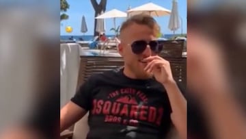 Samu Sáiz, supuesto implicado en la 'Operación Oikos', relajado en Ibiza tomando una paella