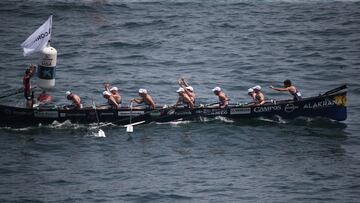 LEKETITIO (BIZKAIA), 28/07/2024.- La trainera Urdaibai se proclama vencedora de la tercera manga y ganadora absoluta de la bandera de Lekeitio celebrada este domingo en la localidad vizcaína. EFE/Luis Tejido