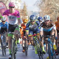 Boudat le birla la cartera a Modolo en la primera etapa