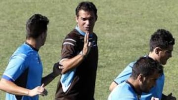 ENTRENAMIENTO. Luis García corre junto a sus jugadores