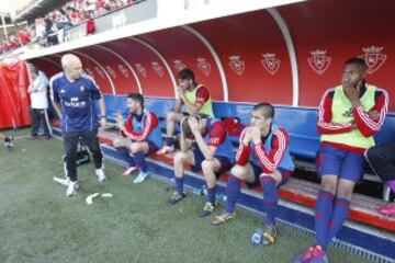 Osasuna-Betis. Los jugadores desolados tras consumarse el descenso.