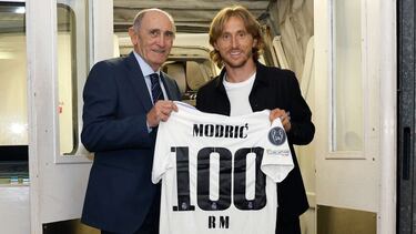 Pirri entrega a Modric la camiseta conmemorativa de los 100 partidos en Champions con el Madrid que el croata alcanzó en septiembre de 2022.