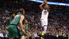 Kevin Durant ejecuta un lanzamiento en su primer partido con la camiseta de los Warriors. 