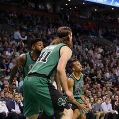 Pachulia y su baile 'silencian' los abucheos a Durant en Boston