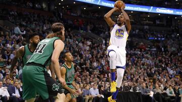 Kevin Durant ejecuta un lanzamiento en su primer partido con la camiseta de los Warriors. 