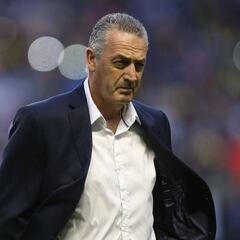 Entorno de Gustavo Alfaro niega diálogo con directiva de Chivas