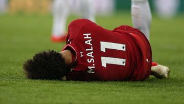 FMA0001. Newcastle (United Kingdom), 04/05/2019.- Liverpool&#039;s Mo Salah lies on the pitch after colliding with Newcastle United goalkeeper Martin Dubravka (not seen) during the English Premier League soccer match between Newcastle United and Liverpool