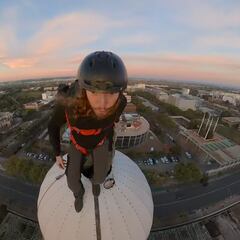 Un francés se graba saltando desde la punta del cohete de la Expo de Sevilla