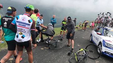 ¡Un gendarme confunde a Froome con un espectador y lo tira al suelo!