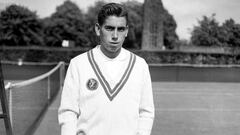 Manolo Santana, pionero y leyenda del tenis español, nació el 10 de mayo de 1938 en el seno de una familia humilde, comenzó como recogepelotas en el Club Velázquez a la edad de 10 años. Con el apoyo de la familia Álvaro Romero-Girón pudo recibir estudios 