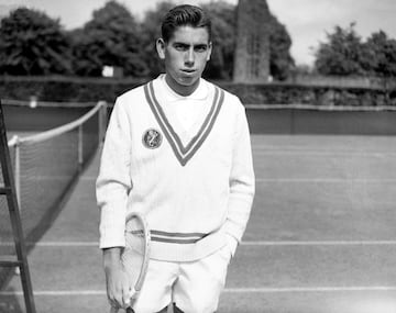 Manolo Santana, pionero y leyenda del tenis español, nació el 10 de mayo de 1938 en el seno de una familia humilde, comenzó como recogepelotas en el Club Velázquez a la edad de 10 años. Con el apoyo de la familia Álvaro Romero-Girón pudo recibir estudios 